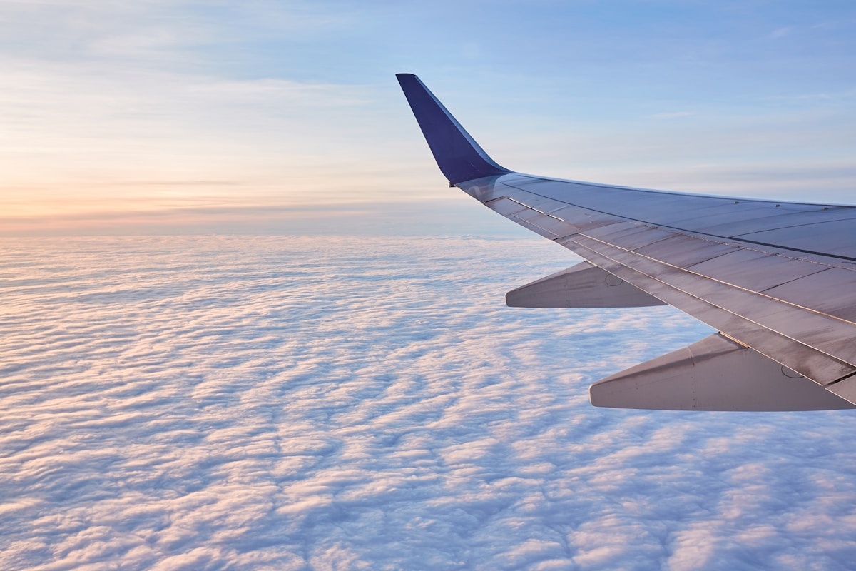Flugzeug über den Wolken